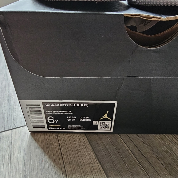 Air Jordan 1 Mid SE "White Infrared" Sneakers - Picture 5 of 10